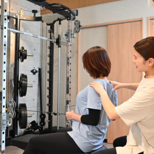 トレーナーコラム｜身体が厚く見える、二の腕が気になる。姿勢が関係しているかも？